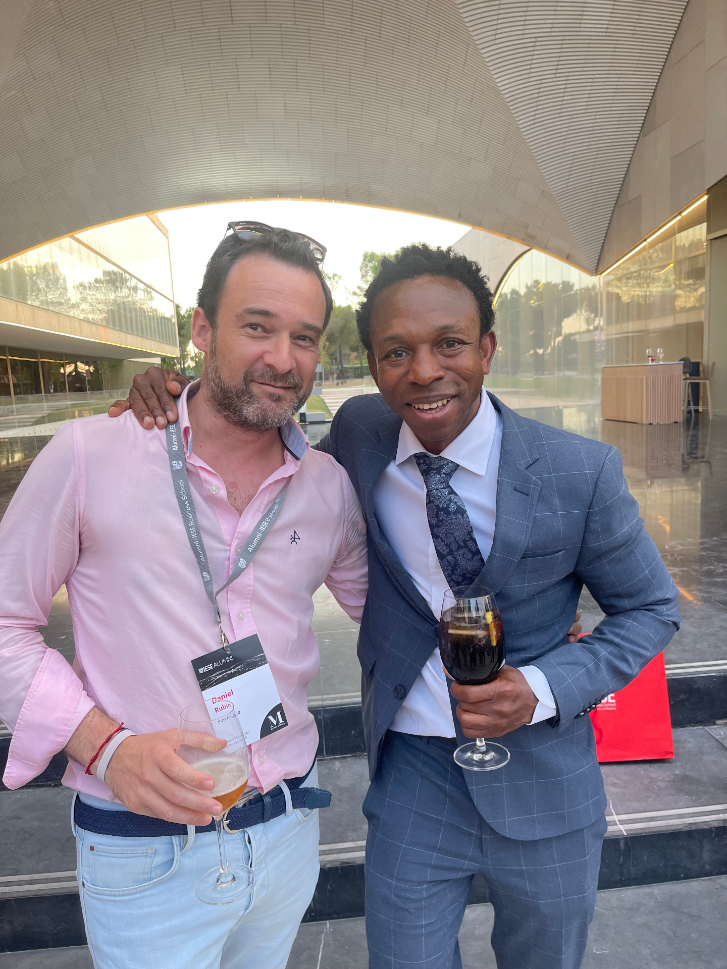 Compartiendo experiencias 1:1 con Ousman Umar en IESE.